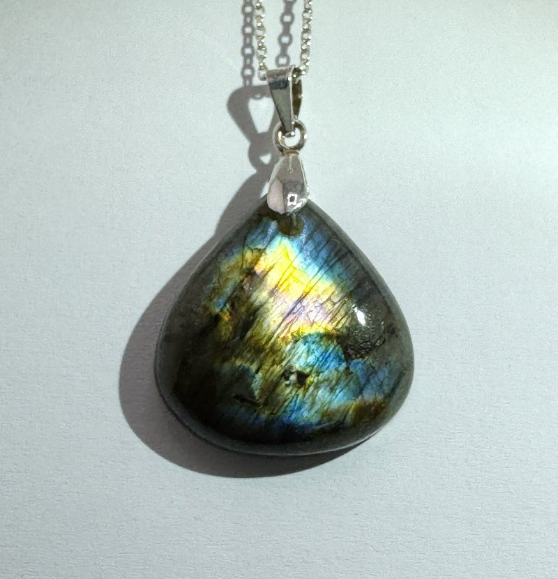 Spektrolith Anhänger mit gutem Flash