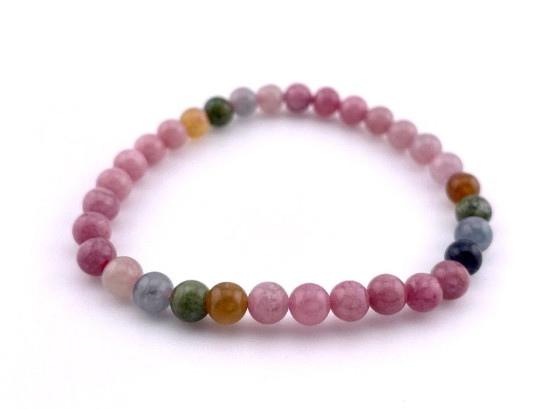 Buntes Turmalin Armband mit 6mm perlen getragen auf Handgelenk ideal für Frauen