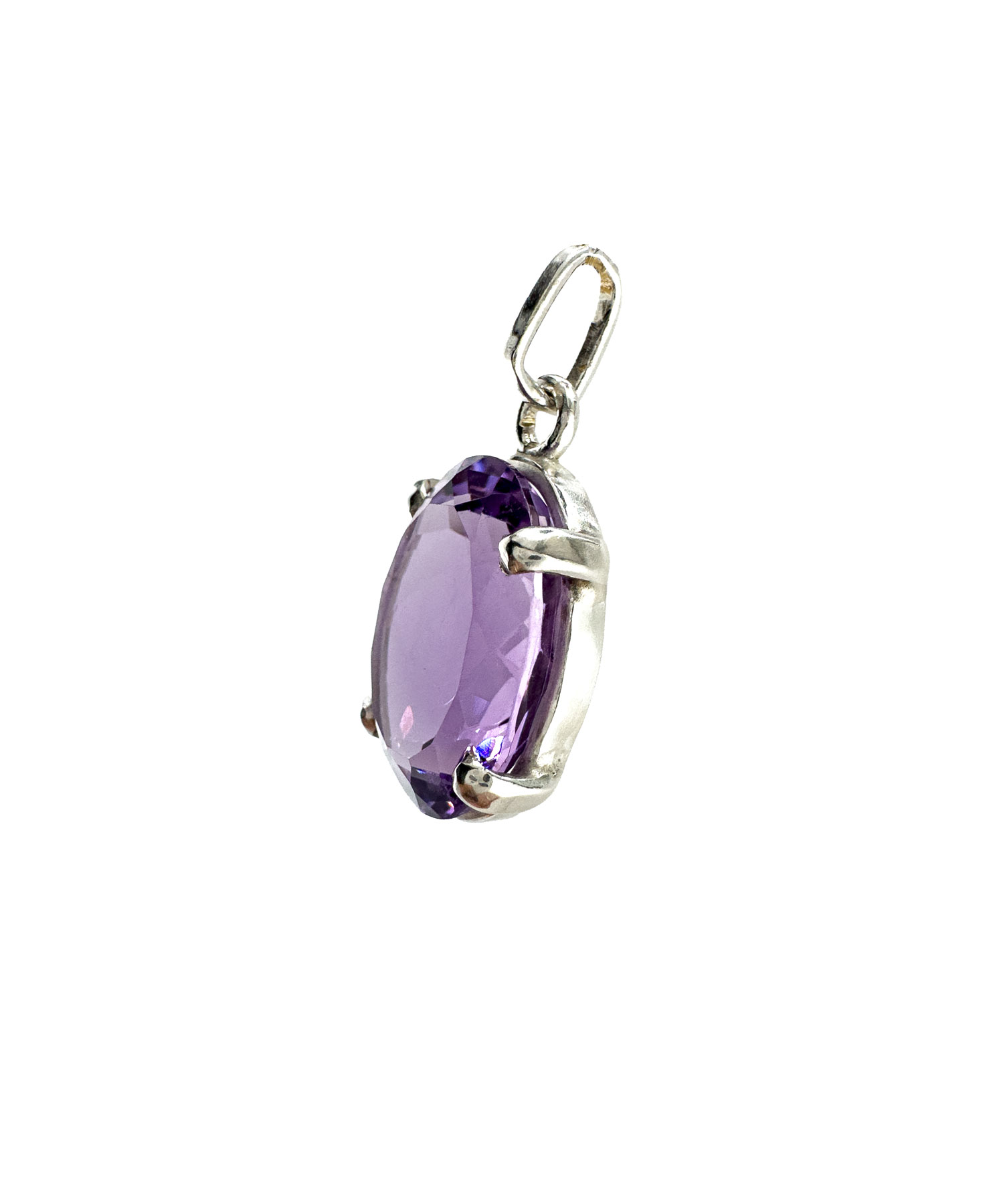 Amethyst Anhänger Detailaufnahme glänzender violetter Edelstein