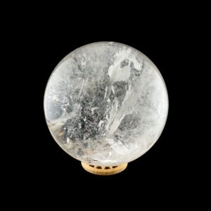 Bergkristall Kugel seitlich links fotografiert klarer Edelstein