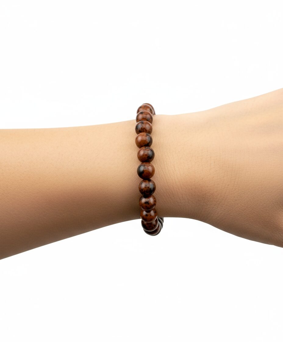 Mahagoni-Obsidian Armband am Handgelenk – Schutzstein für innere