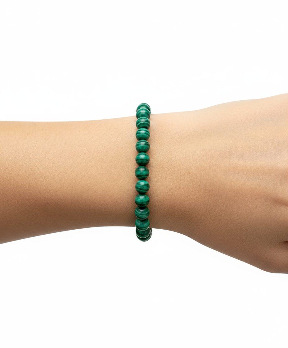 Malachit Armband am Handgelenk – Edelstein Schmuck für Heilung & innere Stärke