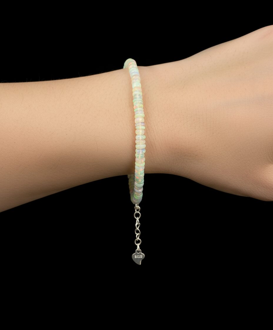 Äthiopischer Welo Opal Armband am Handgelenk – Edelstein Schmuck für Inspiration & Lebensfreude