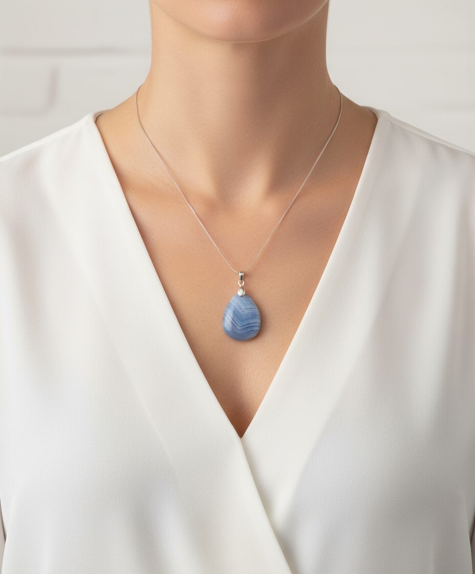 Chalcedon Anhänger – blauer Heilstein mit Silberfassung